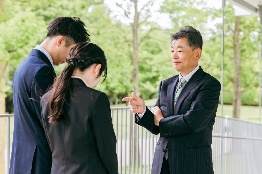 上司から注意を受けている男女