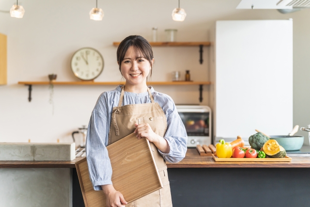 カフェで働く女性