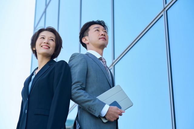 新しい事に挑戦している男女